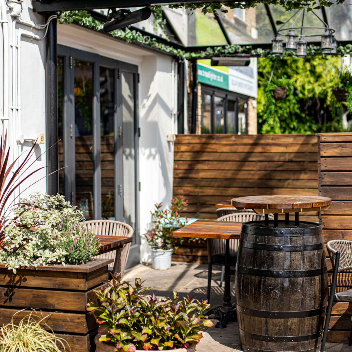 gardeners pub outdoor seating